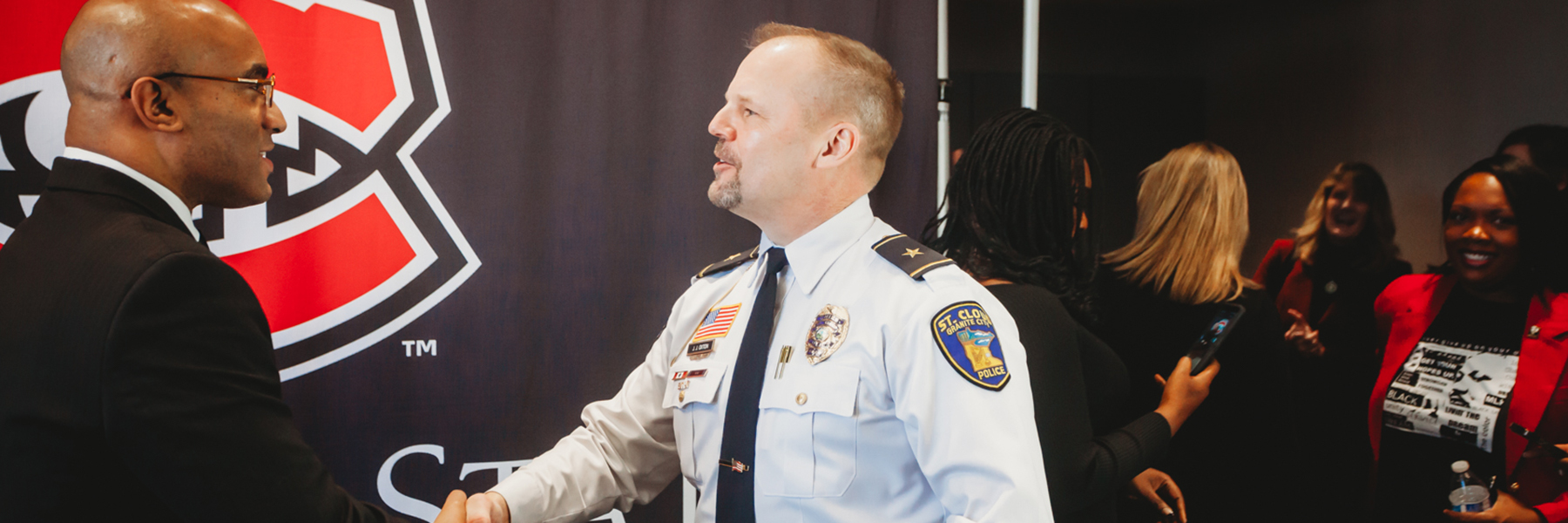 Chief of police shakes hand of keynote speaker